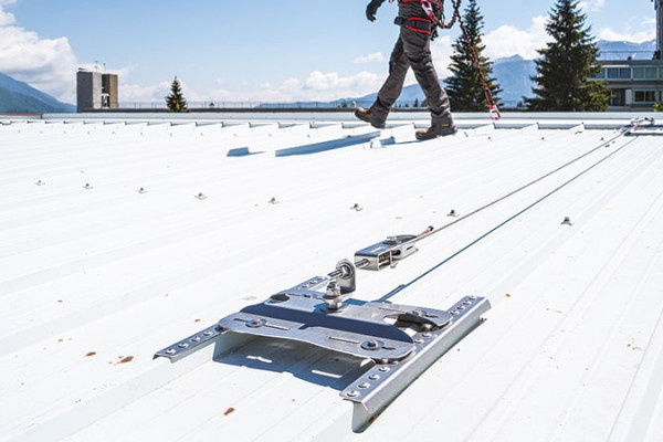 A Fall Protection System with Superior Spanning Capacity That Minimises Roof Penetrations