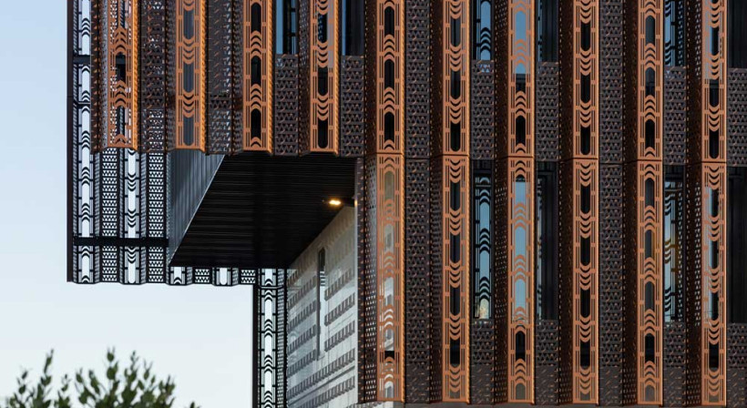 A Crafted Aluminium Facade for Sealink Wynyard Terminal