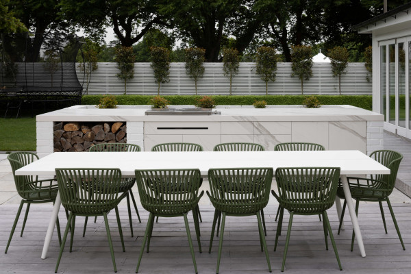 Robust Yet Refined Benchtop and Cabinetry Surfaces for an Elegant Outdoor Kitchen