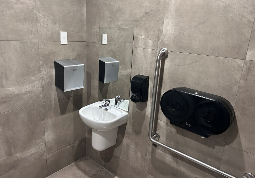 Smart, Touch-Free Hand Drying Built for High-Hygiene Spaces