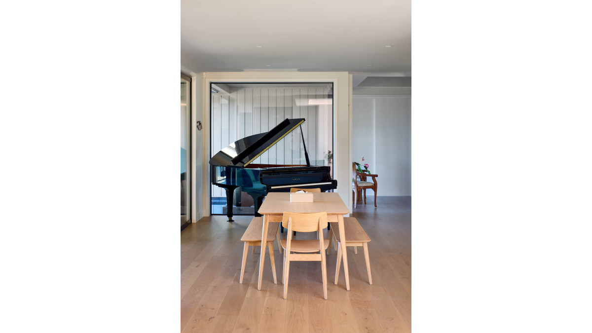 A Metro Series custom picture window brings light and visibility to the space.