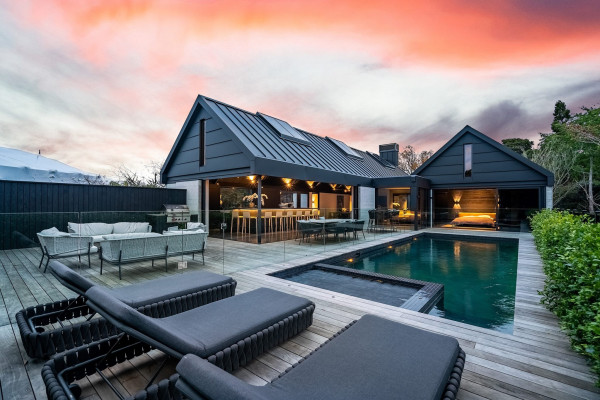Seamless Design Flow: Extending Living Spaces Outdoors with Timber