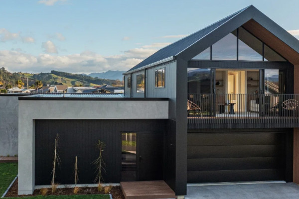 UNEX Balustrades Deliver Compliant, Design-Led Edge Protection for Residential Architecture