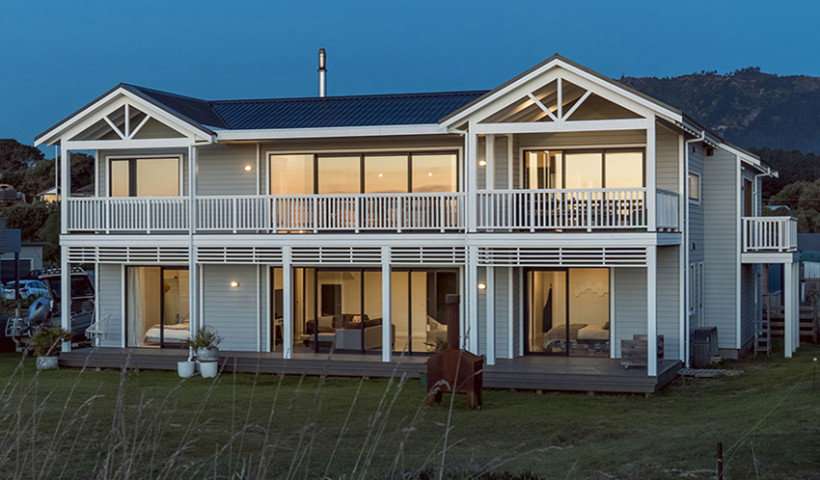 Glulam Pre-Engineered Trusses Frame New Arapipi Coastal Residence