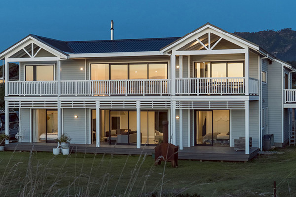 Glulam Pre-Engineered Trusses Frame New Arapipi Coastal Residence