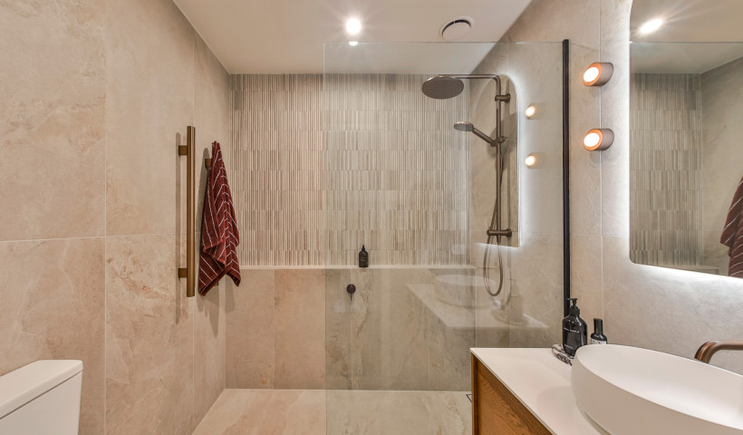 Material Harmony in a Reimagined Ensuite