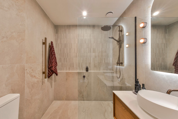 Material Harmony in a Reimagined Ensuite