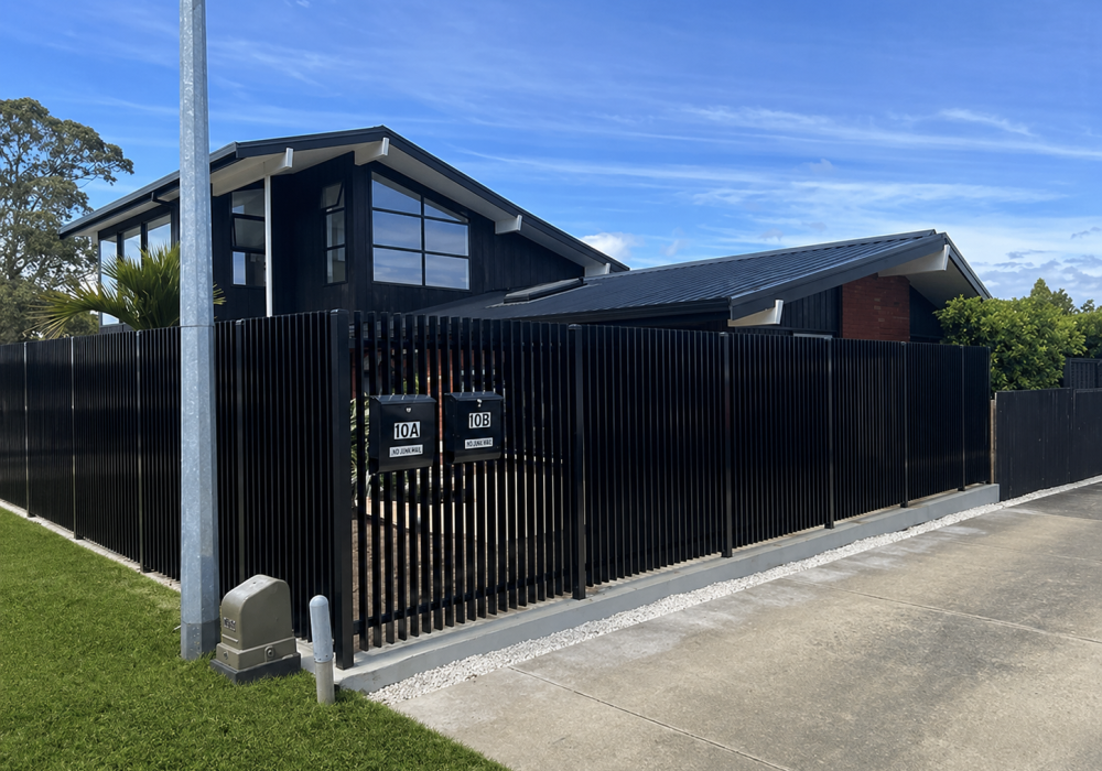 A Seamless Streetscape: Automated Gates and Fencing for a Modern Tauranga Home