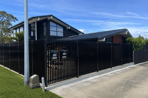 A Seamless Streetscape: Automated Gates and Fencing for a Modern Tauranga Home