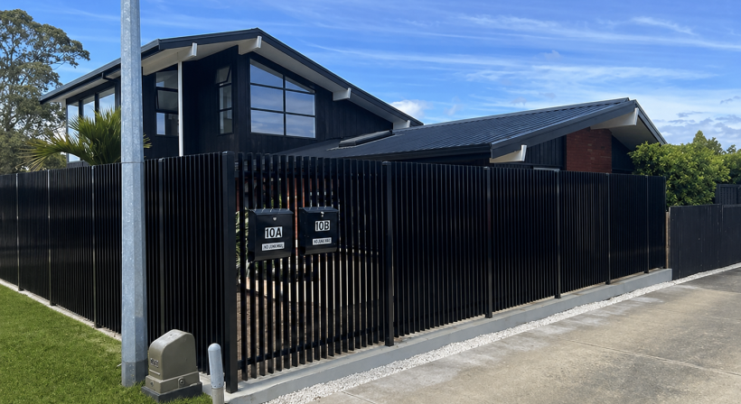 A Seamless Streetscape: Automated Gates and Fencing for a Modern Tauranga Home 