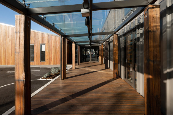 Beyond the Composite Era: Why New Zealand Architects Are Returning to Hardwood Solutions