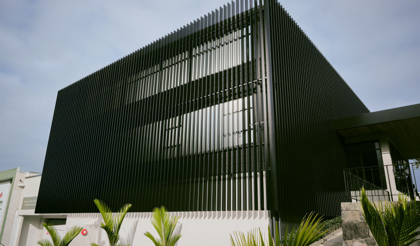 Custom Aluminium Louvre Facade Transforms Ageing Commercial Structure on Auckland’s North Shore
