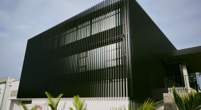 Custom Aluminium Louvre Facade Transforms Ageing Commercial Structure on Auckland’s North Shore