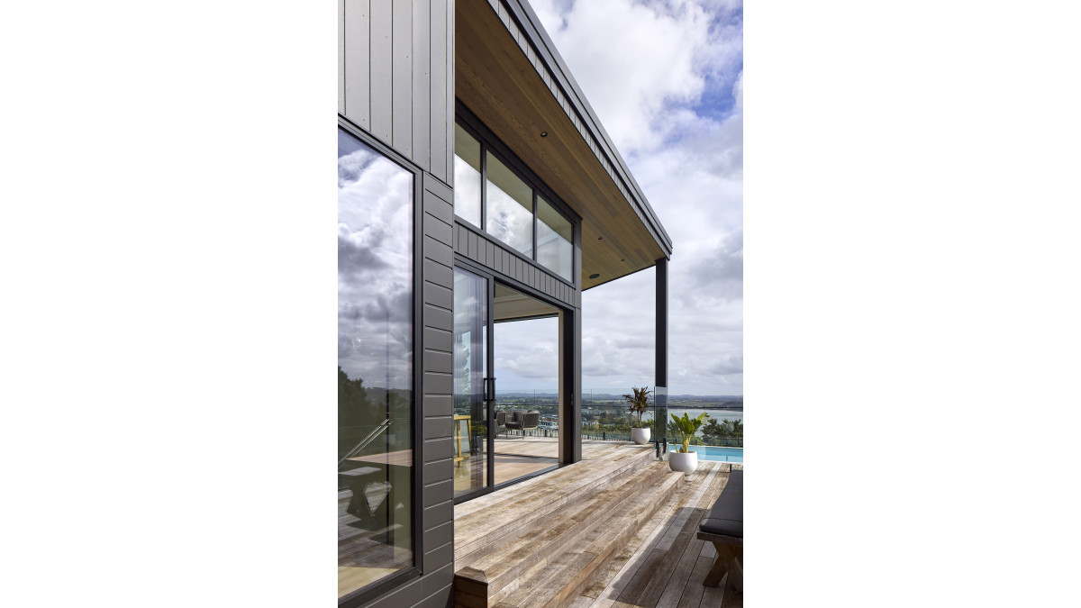 Floor-to-ceiling Vantage sliding doors open completely onto the kwila deck.