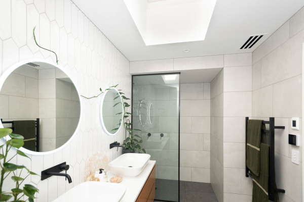 Managing Bathroom Moisture Without Compromising Interior Design