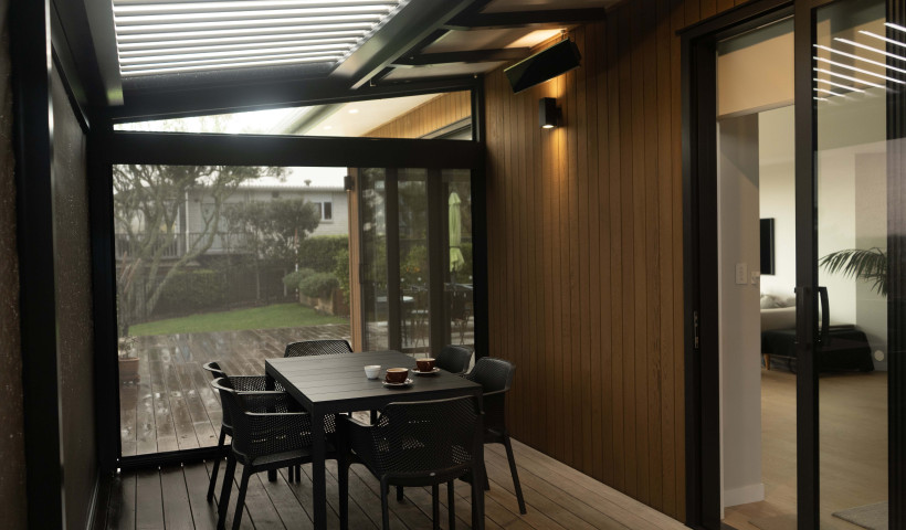 Coffee, Uninterupted: This Outdoor Room Adapts, So You Don’t Have To