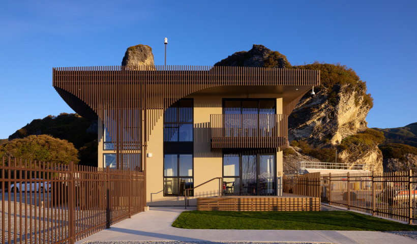 Award-Winning Port Tarakohe Amenities Building Integrates Fencing into the Design