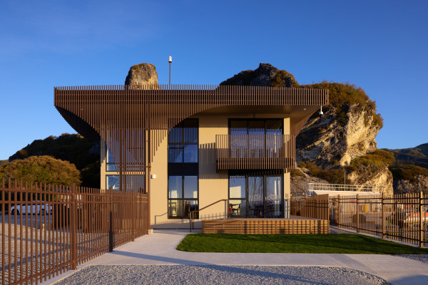 Award-Winning Port Tarakohe Amenities Building Integrates Fencing into the Design