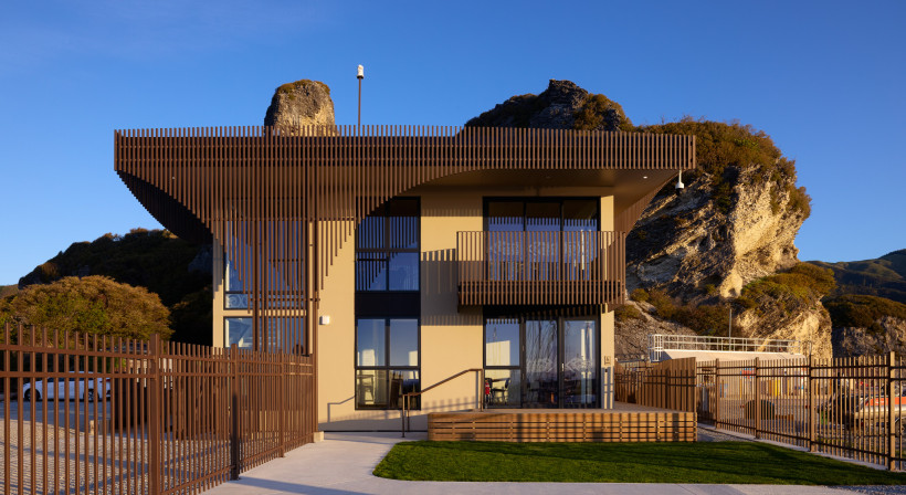 Award-Winning Port Tarakohe Amenities Building Integrates Fencing into the Design