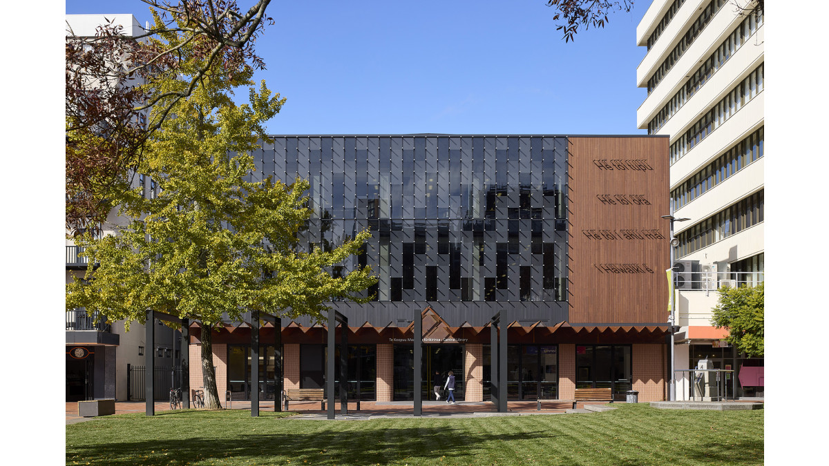 The new Hamilton Library uses the 168mm Structural Glaze curtain wall system.